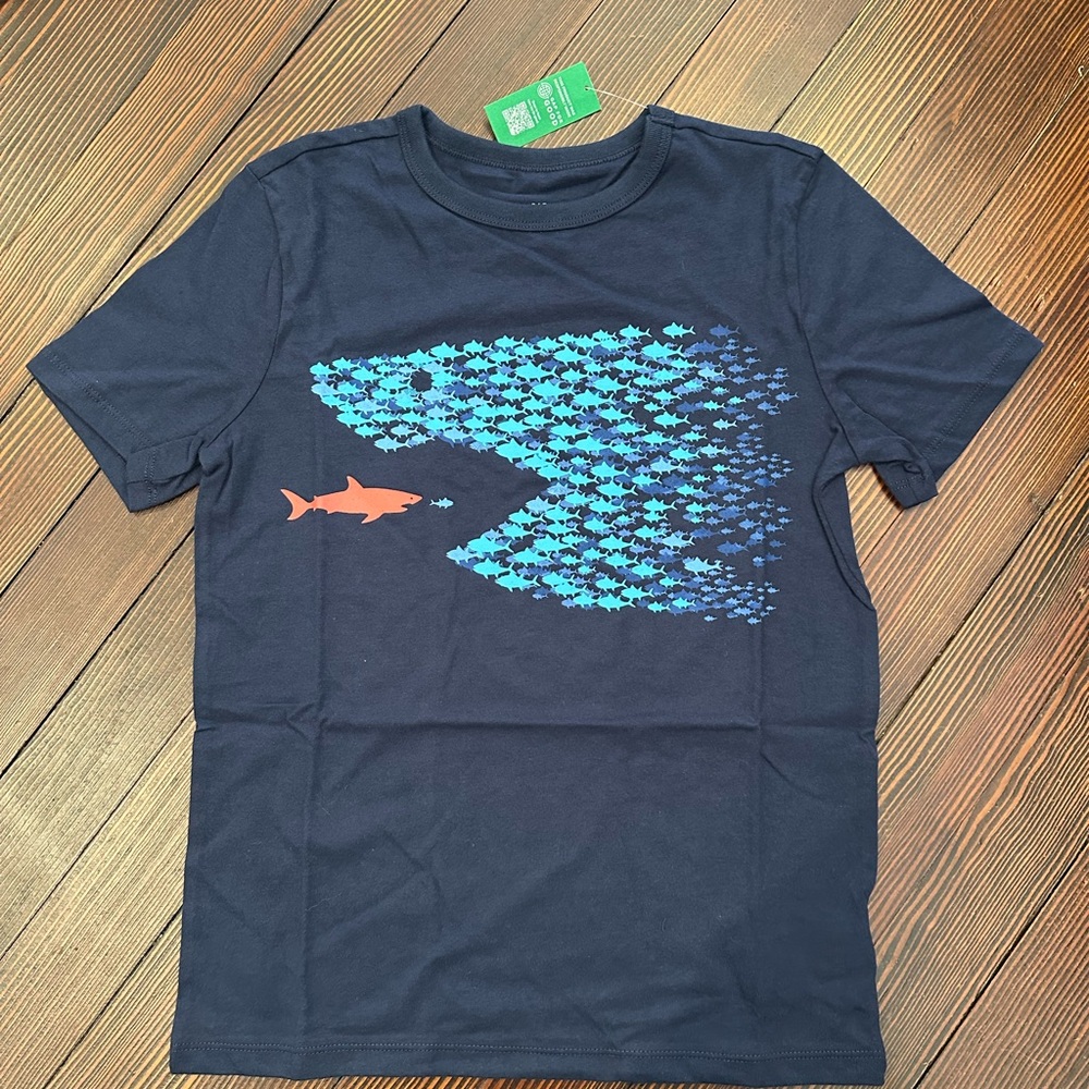 NWT Gap Navy T shirt with Sharks, size M, 8